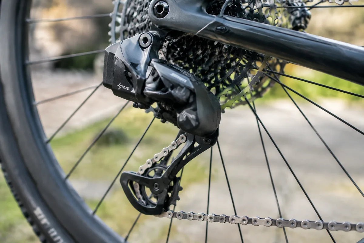Que faire si un dérailleur électronique SRAM AXS ne passe plus les vitesses ?