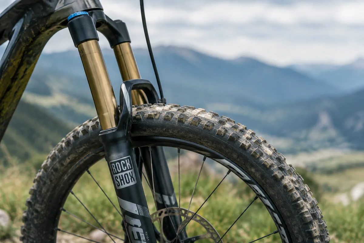 Pourquoi une fourche RockShox perd-elle de l’air entre deux sorties ?